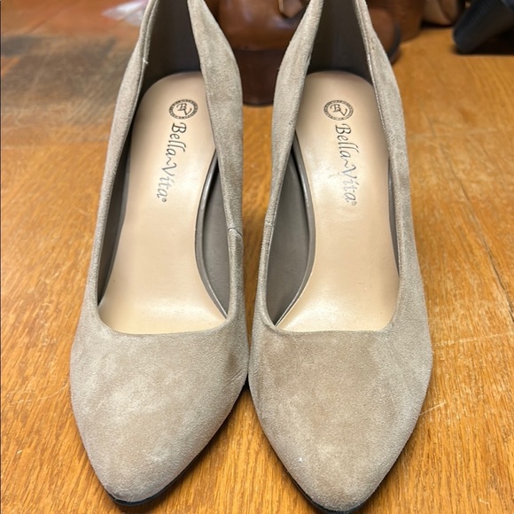Bella Vita Tan Heels Classic Pumps - Picture 1 of 5